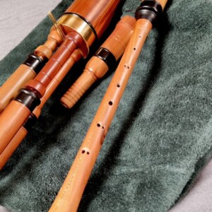 Dudey in D, 3 Bordune, Bordunabsteller, Pflaume/Cocobolo/Messing, Stock für Blasebalg